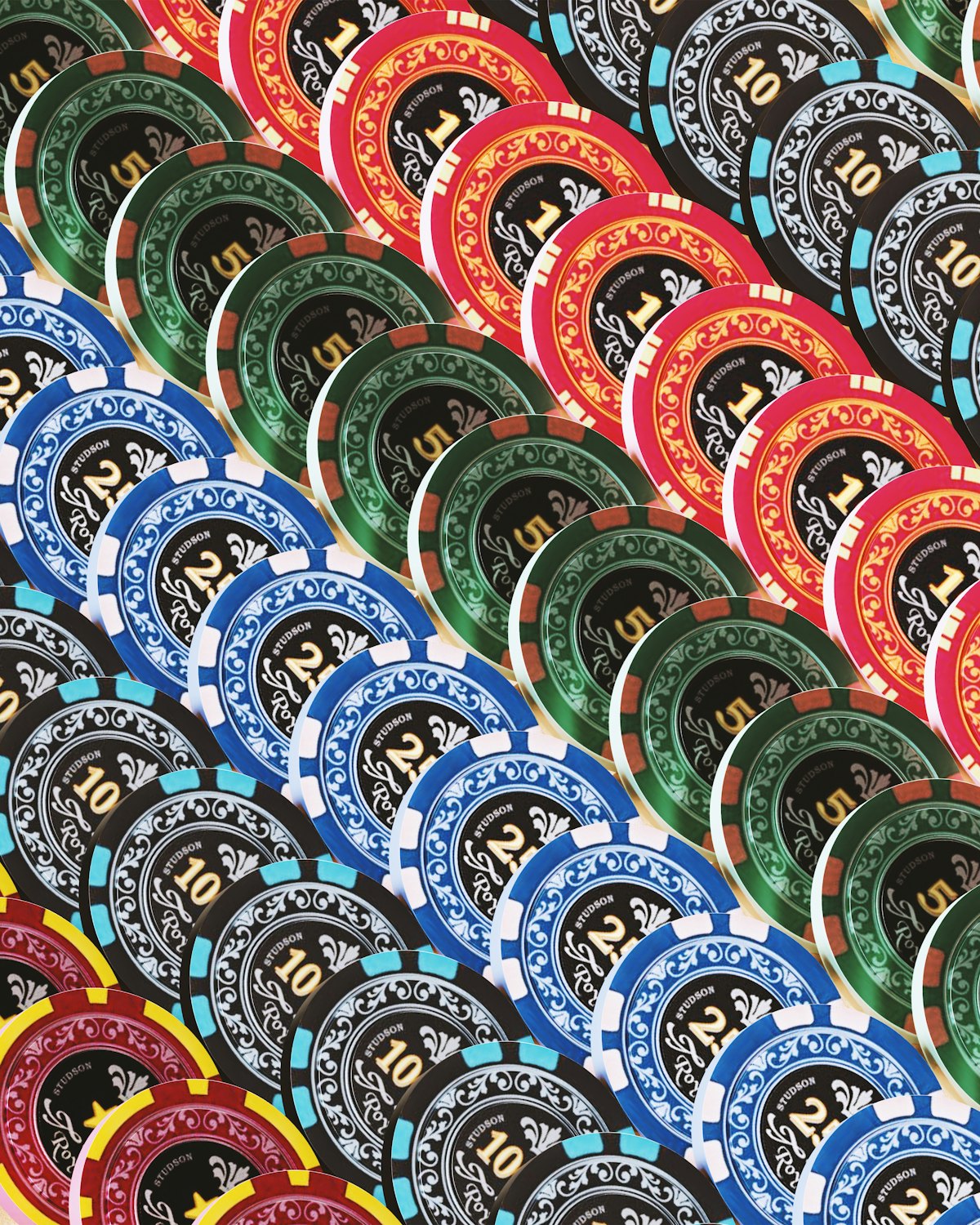 Tumpukan chip kasino dan kartu remi di atas meja