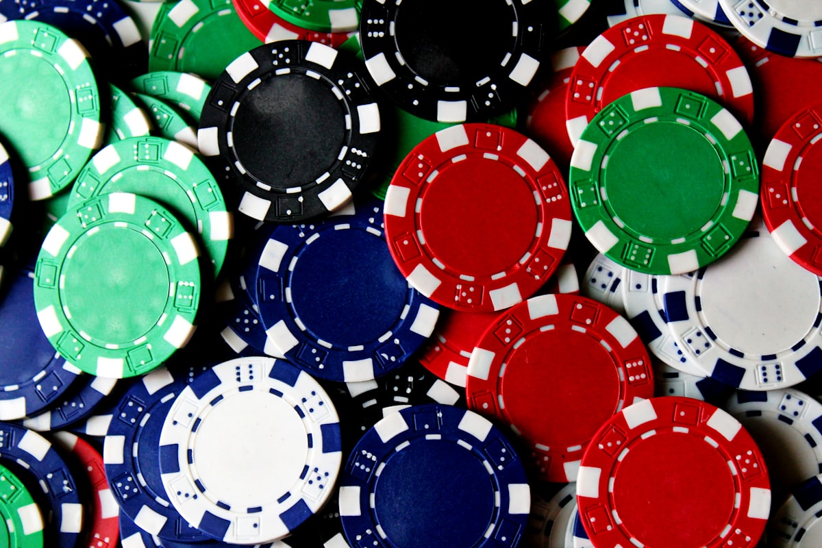 Chip poker berserakan di atas meja hijau