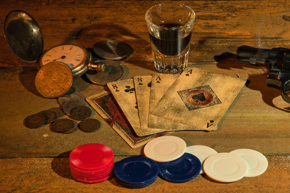 Meja poker antik dengan kartu dan jam saku