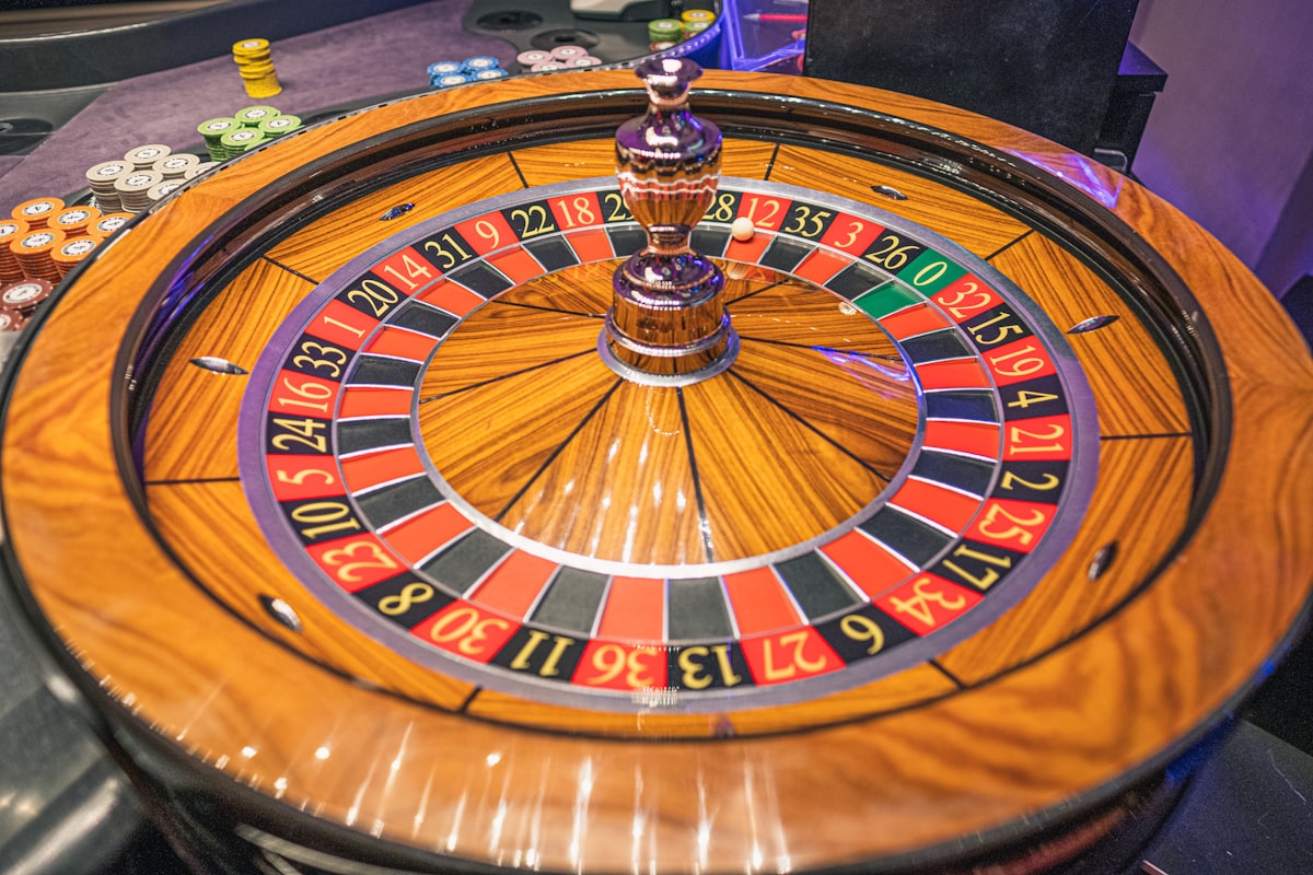 Roda roulette dan tangan pemain di meja kasino