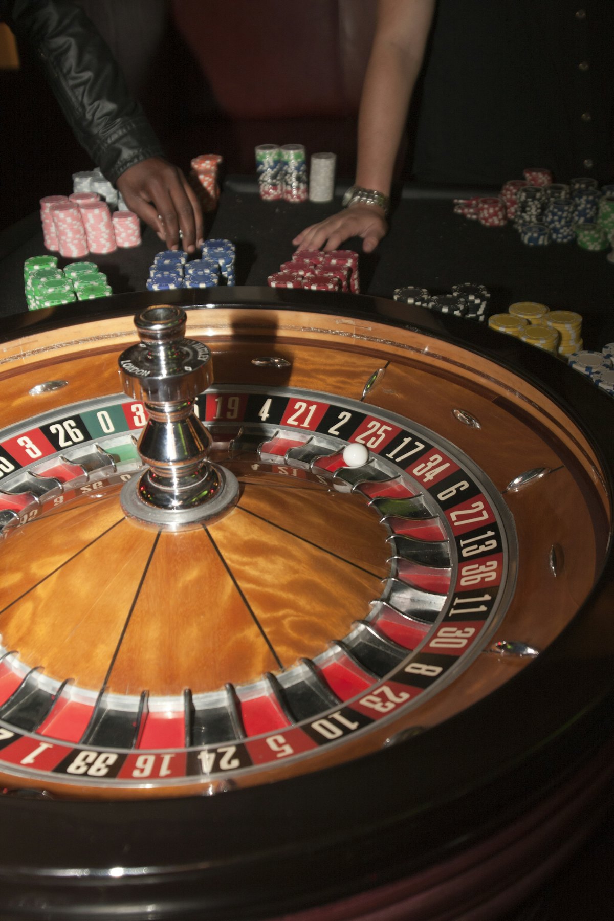 Roda roulette kayu dengan chip berwarna-warni