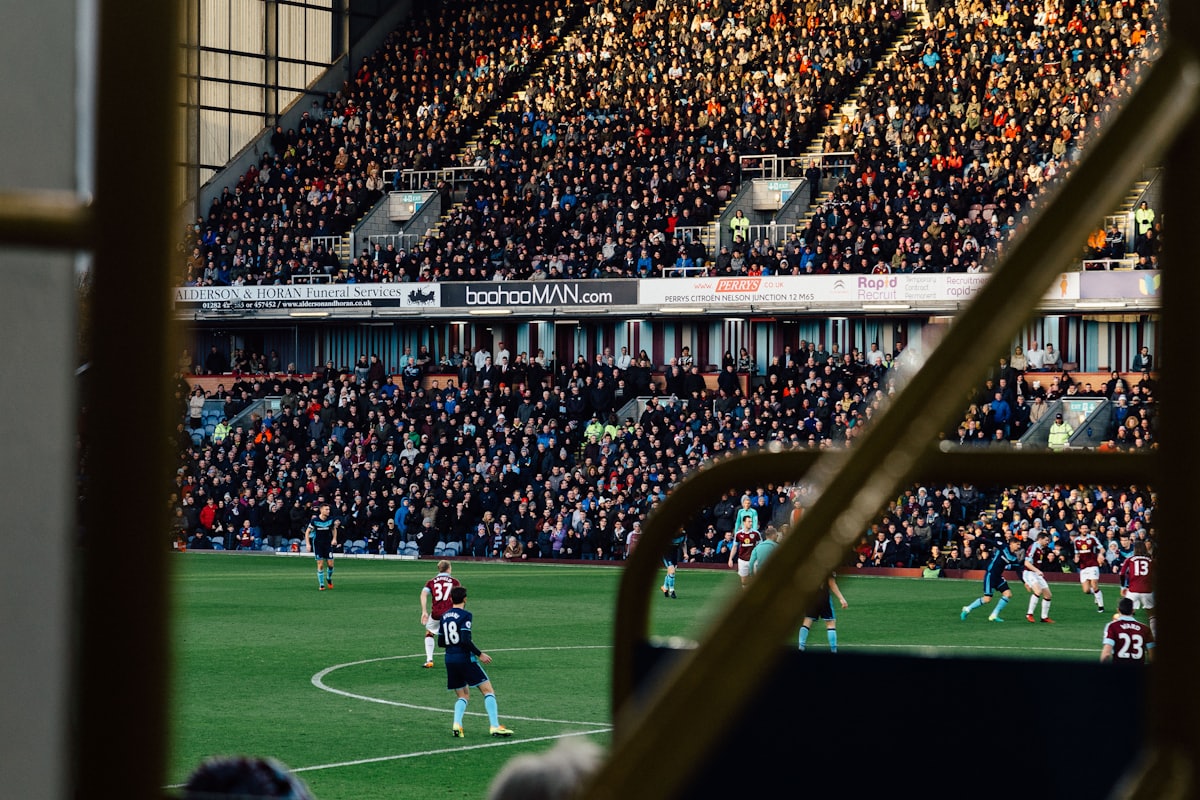 Tribun stadion sepak bola yang penuh penonton saat pertandingan